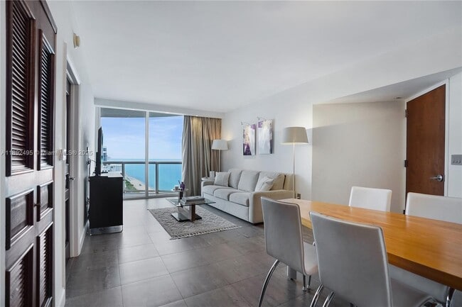 Foto del edificio - 6365 Collins Ave
