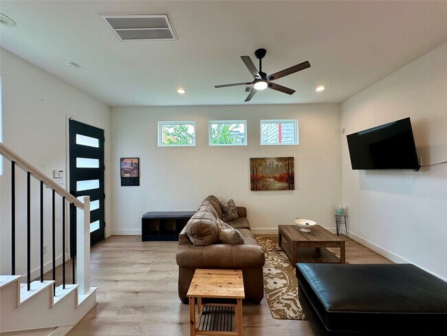 Building Photo - 203 Danna Ln
