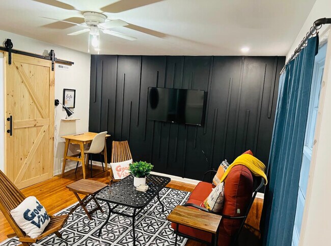 Building Photo - Rustic Spacious 2BR 1BA-Free WIFI with W/D...