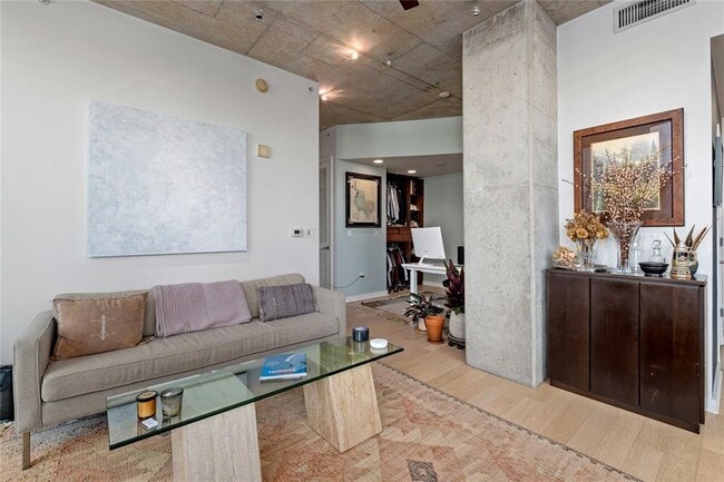 Building Photo - 360 Nueces St