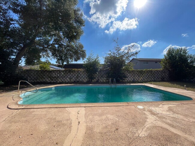 Foto del edificio - Charming 4-Bedroom, 2-Bathroom Home Pool w...