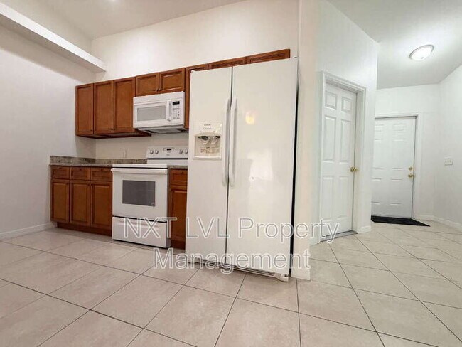 Building Photo - 842 SW 39th Terrace