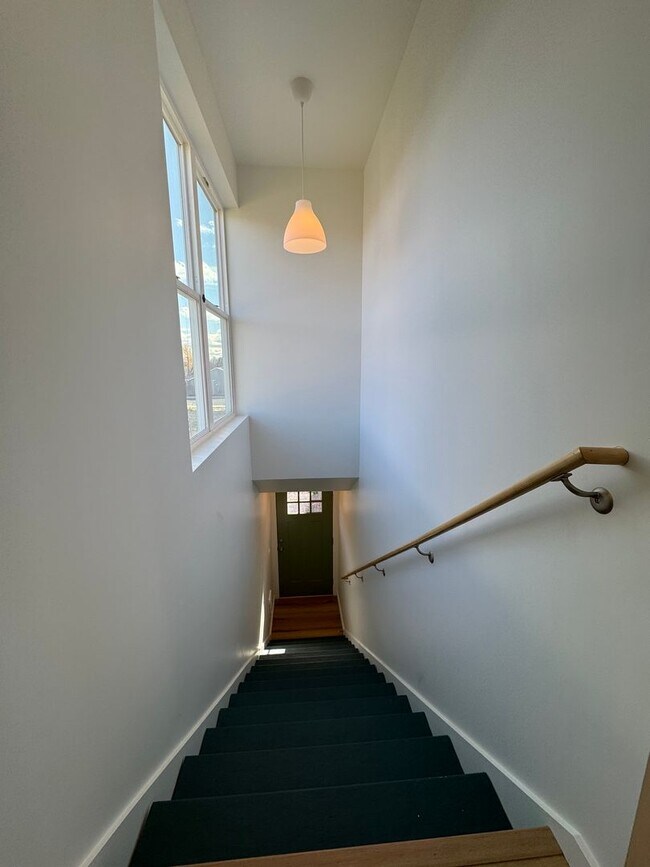 Foto del edificio - Charming 1-Bedroom, 1-Bath Rental with Expansive Garage