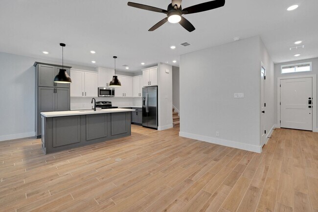 Foto del edificio - FOUR WEEKS FREE!!!   Brand New!!! Modern T...