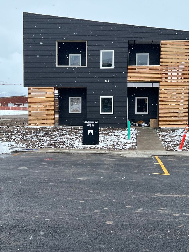Building Photo - Cute, Cozy and Brand New