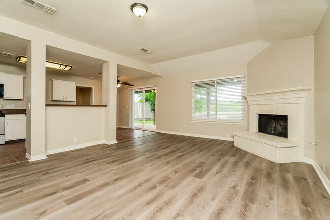 Foto del edificio - 1001 Springcreek Dr