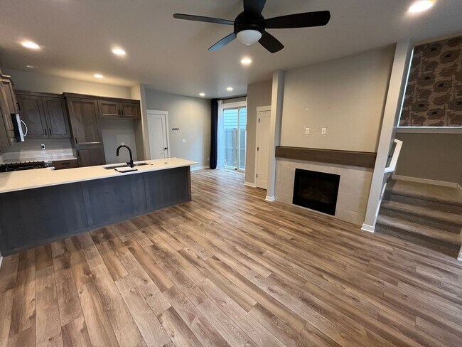 Foto del edificio - 3 Bed/2.5 Bath Pahlisch Townhome in SW Red...