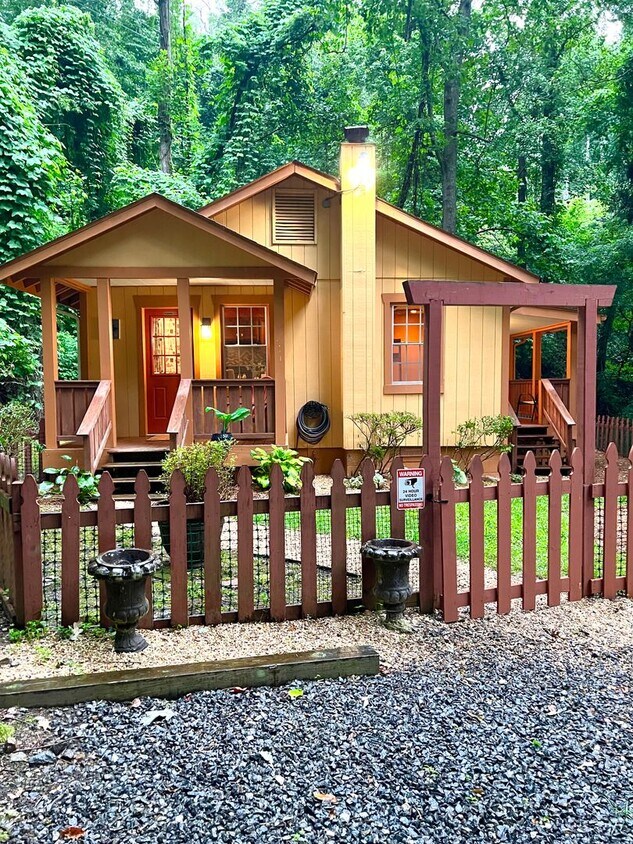 Foto principal - Completely Furnished Rental, 2 Bedrooms in...