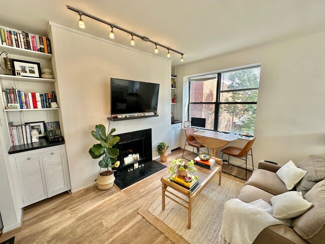 Building Photo - DuPont Circle Centrally Located Studio w/F...