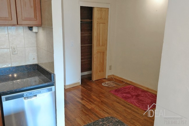 Building Photo - Oversized Studio with Terrace in Park Slope.