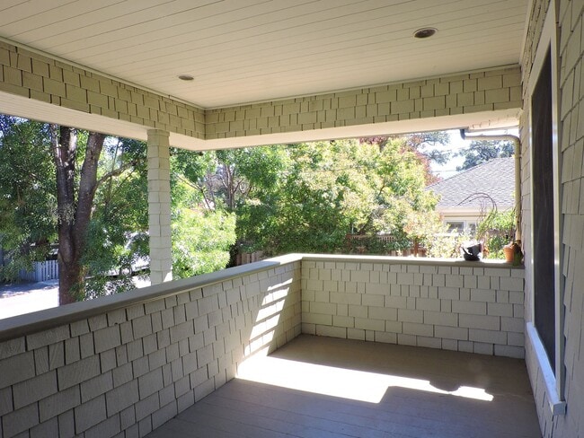 Foto del edificio - 3 Bedrooms, 2 Bathrooms Saint Helena Charm with Modern Conveniences