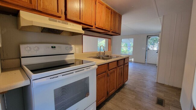 Foto del edificio - FULLY FENCED! 3 bedroom, 1 bath home plus a covered deck