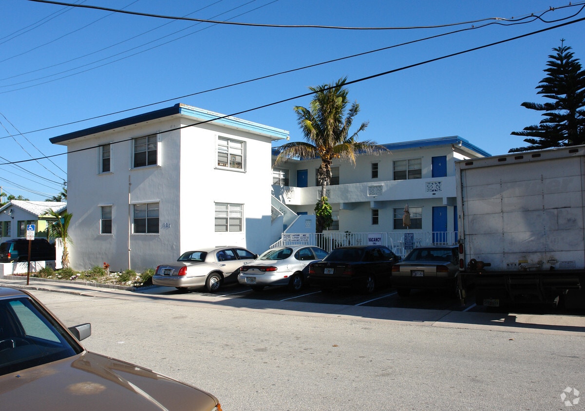 Building Photo - 323 Monroe St