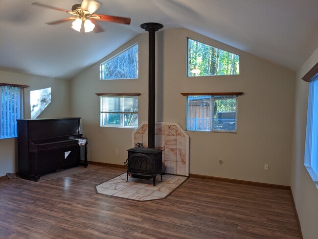 Living Room - 15221 Clackamas River Dr