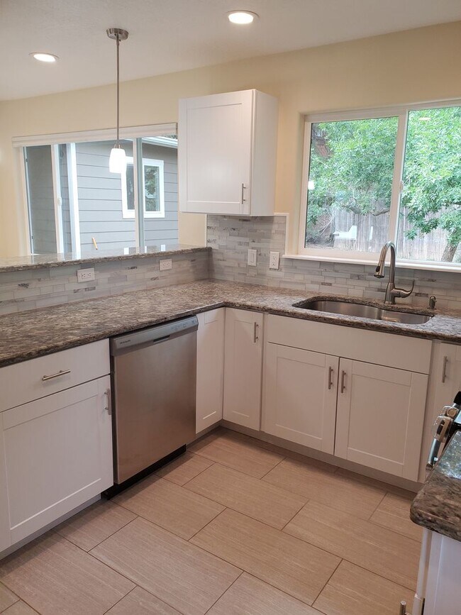 Building Photo - Five bedroom home close to Aspen School