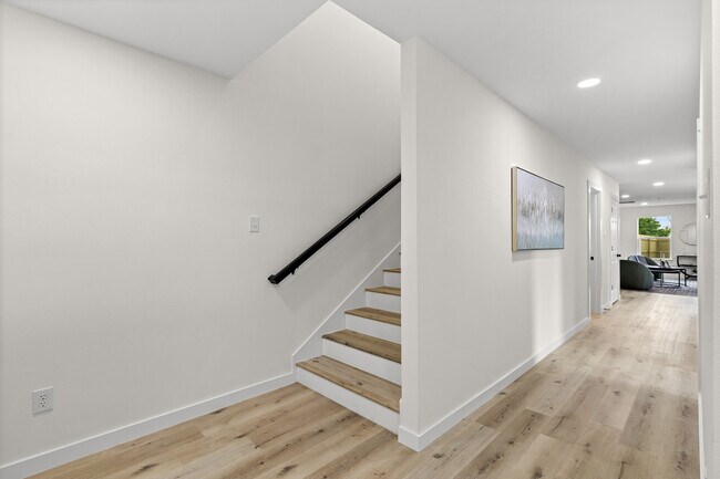 Building Photo - 516 Paso Fino St