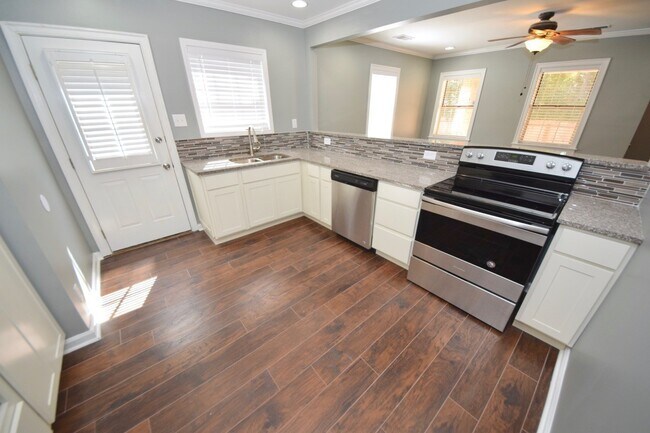 Building Photo - 4 Bed, 2 Bath Near Chickasaw Gardens in Ga...