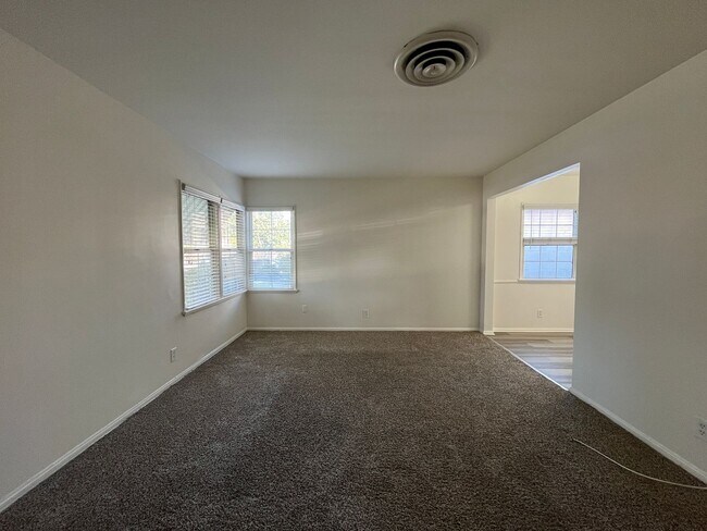Foto del edificio - Panorama City 2+1 house w/garage + backyard! (8062 Lennox)