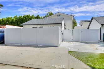 Building Photo - 15557 Wyandotte St