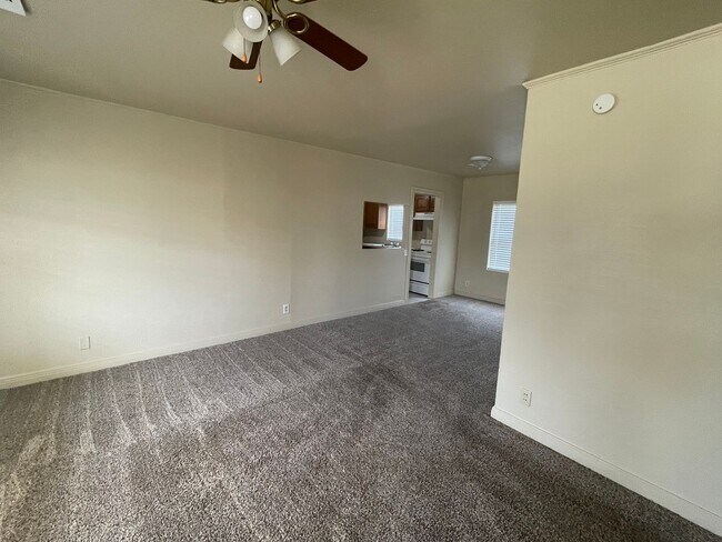 Building Photo - 2 bed 1 bath, 1 car garage with fully fenc...