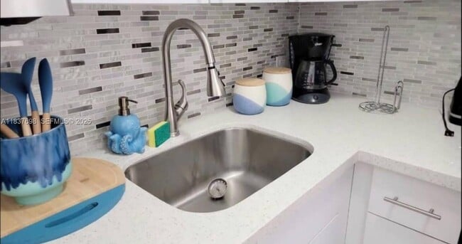 Foto del edificio - 7904 West Dr