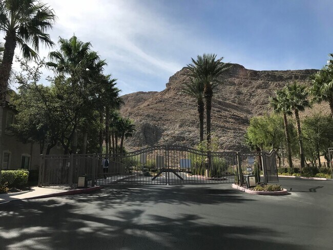 Building Photo - Super cute 3 bedroom condo in gated community