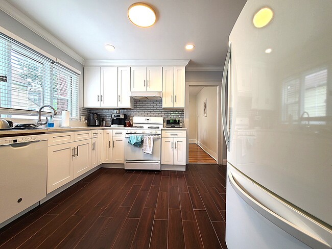 Building Photo - 26 Larose Pl