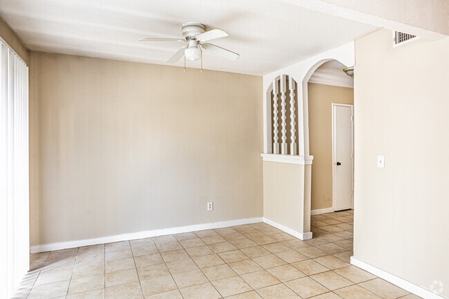 3BR, 2BA - 1300 SF - Overland at Merriam