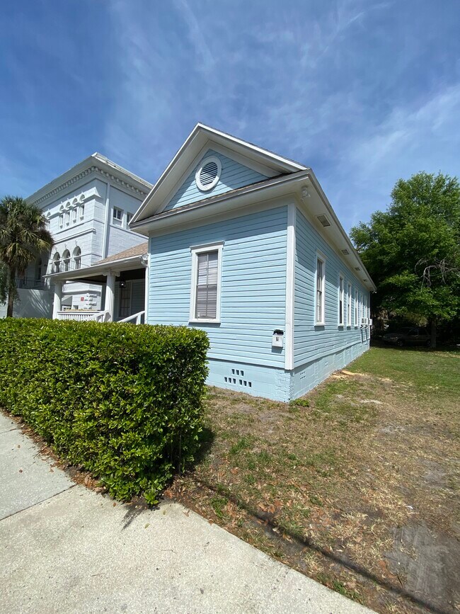 Building Photo - 906 E 11th Ave