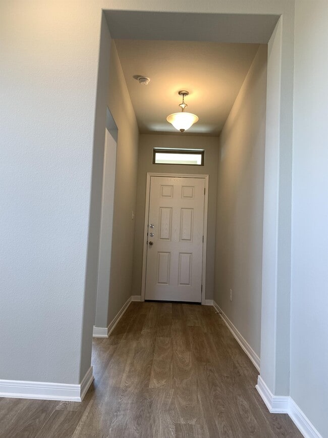 Foto del edificio - 1353 Aurora Grv Bnd