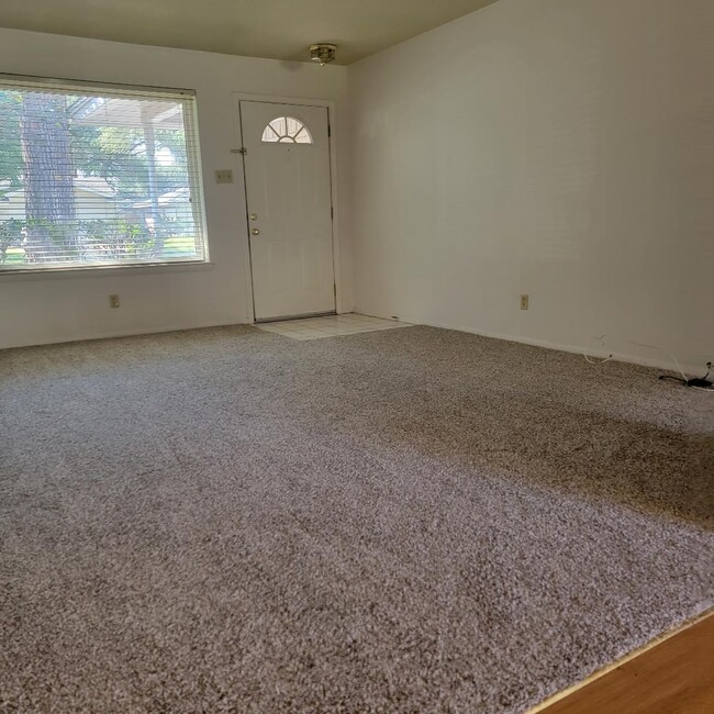 Living Room/Entry - 2905 Lawrence St