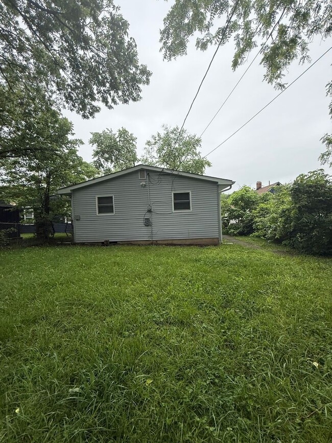 Building Photo - 3149 N Gladstone Ave