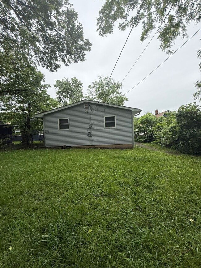Foto del edificio - Charming 3BR/1.5BA Home with Large Yard & Spacious Eat-In Kitchen