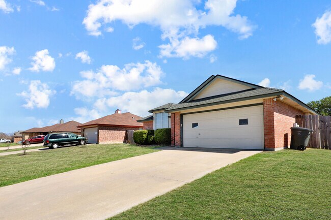 Building Photo - 3204 Southhill Dr