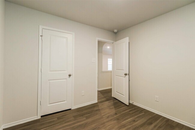 Building Photo - 2134 Middle Rdg Dr