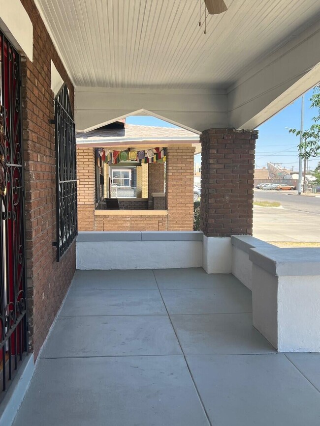 Building Photo - 2115 Yandell Dr
