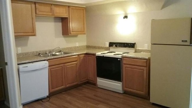 Building Photo - Newer remodeled 3 bedroom 1 bath upper