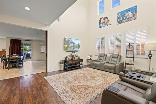 Foto del edificio - Luxurious 5-Bedroom Pool Home with Solar &...