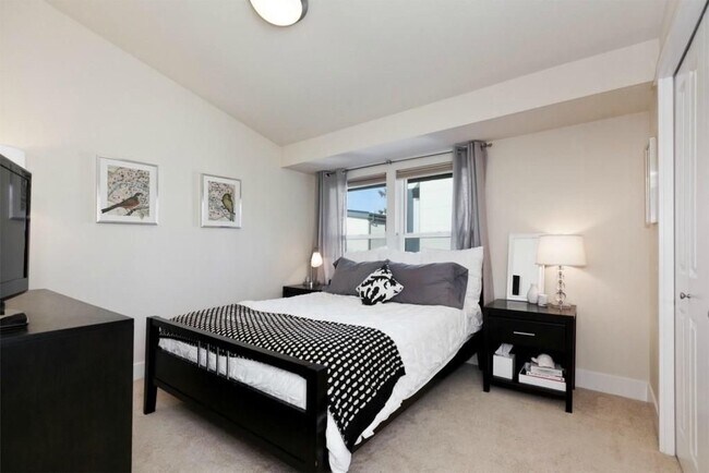 Building Photo - Gorgeous Green Built Ballard Townhome