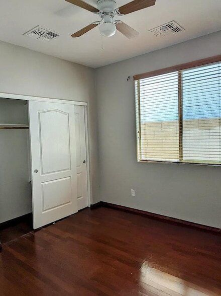 Foto del edificio - 4937 W Desert Ln