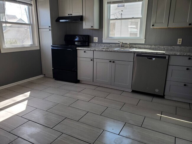 Building Photo - 2104 5th St