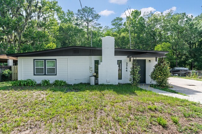 Building Photo - 3744 Eve Dr E
