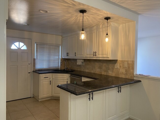 Foto del edificio - 4846 Larwin Ave