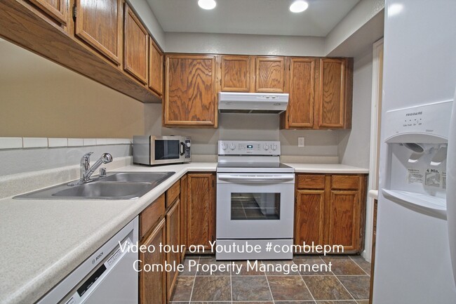 Building Photo - 16005 NE 40th Ct