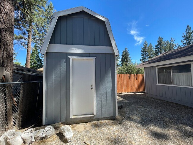 Building Photo - Two Bedroom with garage!