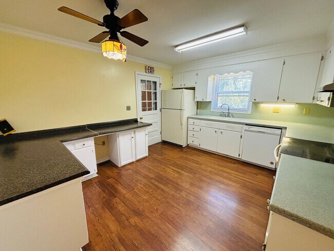 Building Photo - 405 Stonegate Dr