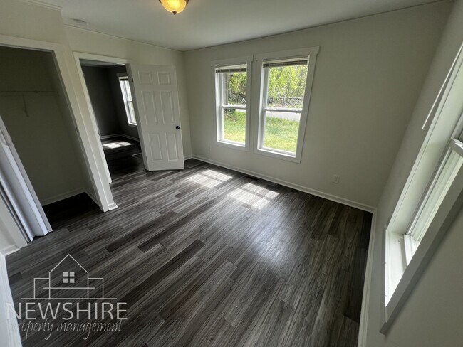 Foto del edificio - Recently Remodeled 3 Bedroom Home with Large Backyard and Covered Front Porch