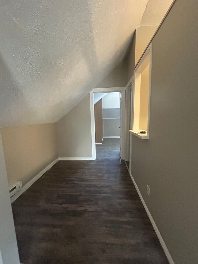 Foto del edificio - 317 E 8th St