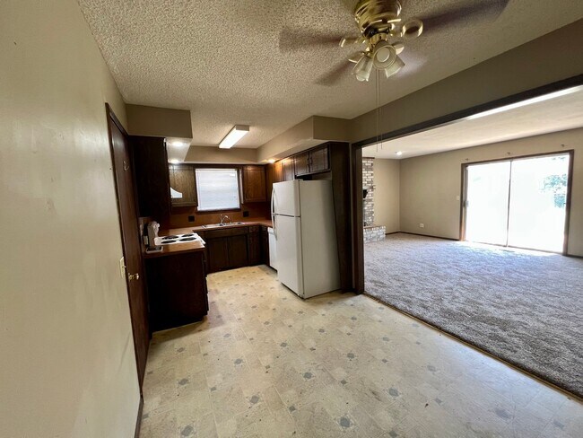 Foto del edificio - AVAILABLE NOW!