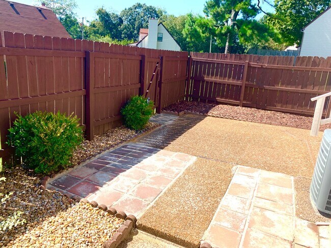 Foto del edificio - Freshly Renovated townhome by Percy Priest...